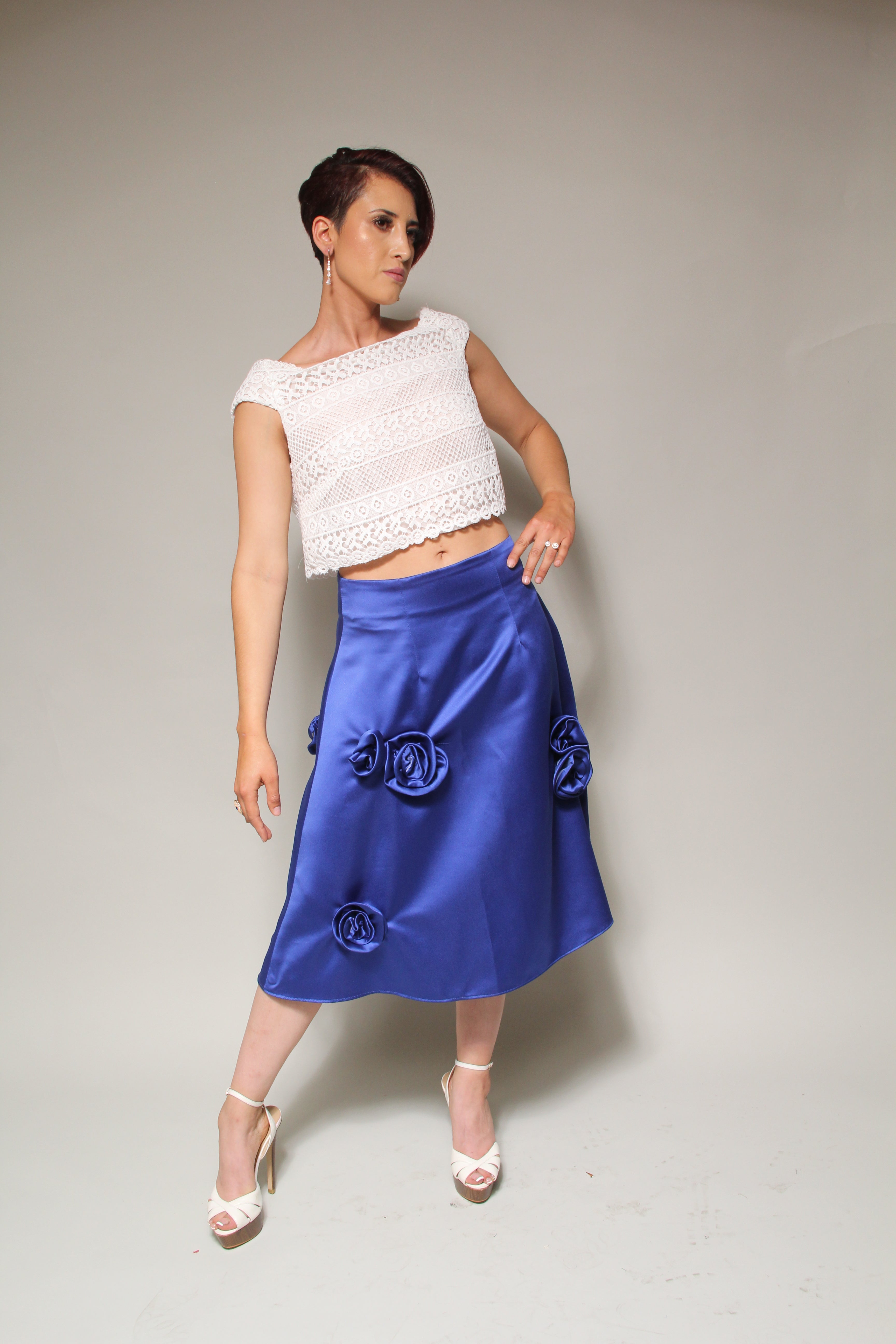 c Falda azul con rosas 3D Colección Débh Herrera Studio 2024.