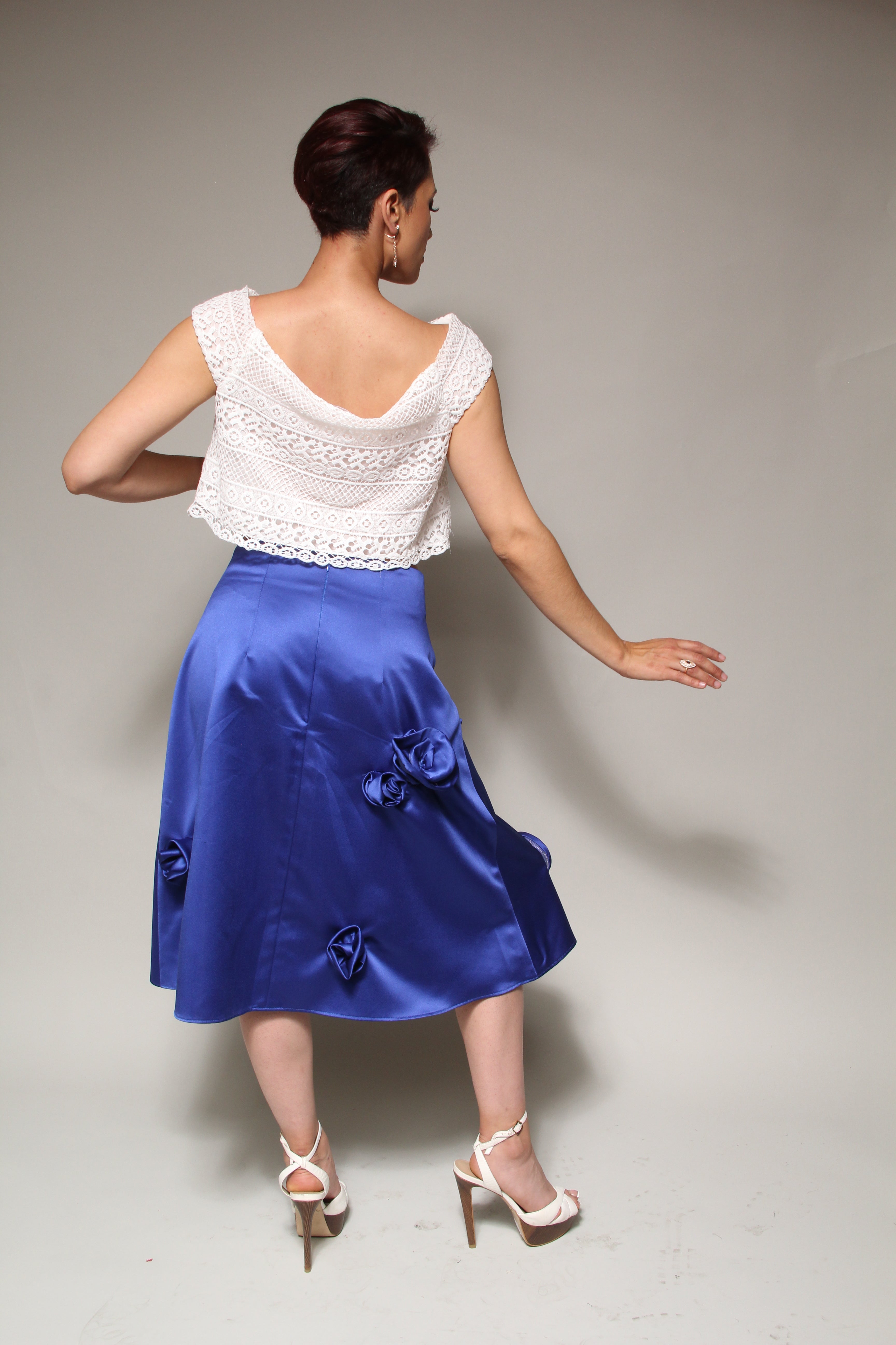 c Falda azul con rosas 3D Colección Débh Herrera Studio 2024.