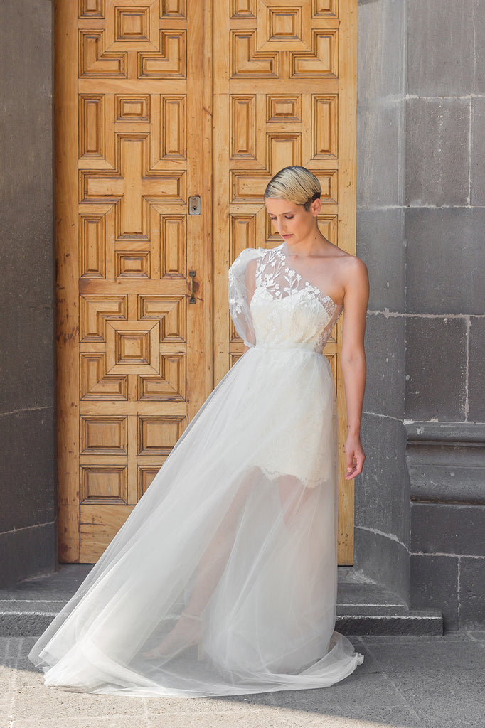 c Vestido de novia asimétrico y falda de tul